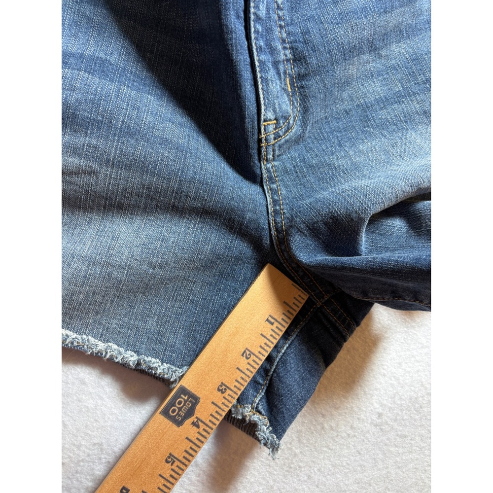 Torrid Womens Size 20 Medium Wash Frayed Hem Denim Jean Shorts Mid Rise Casual - Picture 8 of 8
